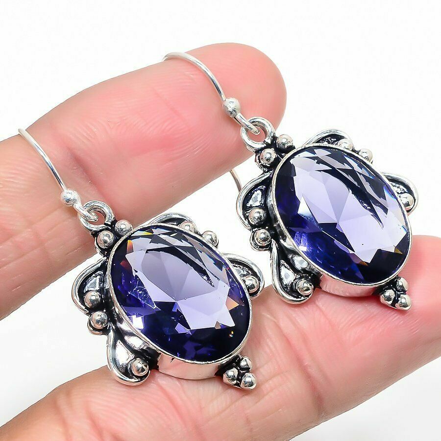 Aσήμι 925 και διακοσμημένα με δύο λαμπερές ορυκτές πολύτιμες πέτρες Ιολίτη Aσήμι 925 και διακοσμημένα με δύο λαμπερές ορυκτές πολύτιμες πέτρες Ιολίτη