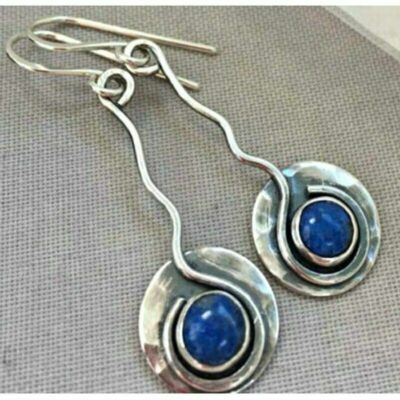 Σκουλαρίκια κατασκευασμένα από Θιβετιανό ασημί και διακοσμημένα με μπλε αχάτη.