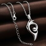 ​Διπλό συμβολικό μενταγιόν σχεδιασμένο για ερωτευμένο ζευγάρι