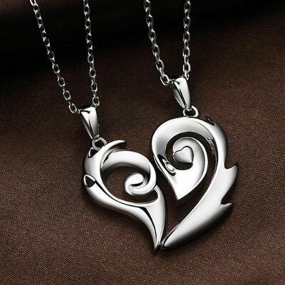 ​Διπλό συμβολικό μενταγιόν σχεδιασμένο για ερωτευμένο ζευγάρι