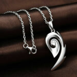 ​Διπλό συμβολικό μενταγιόν σχεδιασμένο για ερωτευμένο ζευγάρι