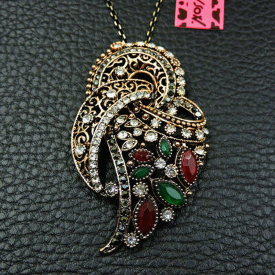 Μενταγιόν με  ένα ιδιαίτερο μοτίφ διακοσμημένο με κρύσταλλα υψηλής ποιότητας