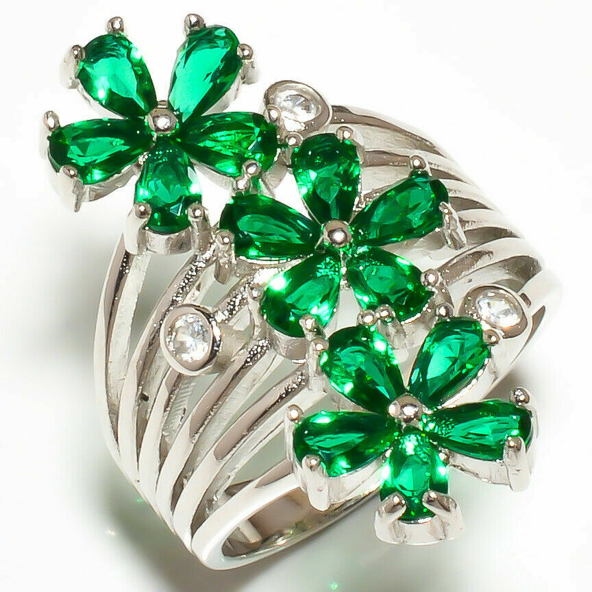 Ένα μεγάλο γυναικείο δαχτυλίδι κατασκευασμένο από ασήμι 925 Ένα μεγάλο γυναικείο δαχτυλίδι κατασκευασμένο από ασήμι 925