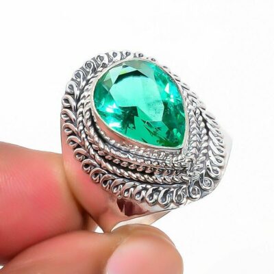 ​Ένα μεγάλο γυναικείο δαχτυλίδι κατασκευασμένο από ασήμι 925