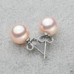 ​Ασημένια σκουλαρίκια κατασκευασμένα από ασήμι 925 διακοσμημένα με ροζ round south sea shell 10mm.​