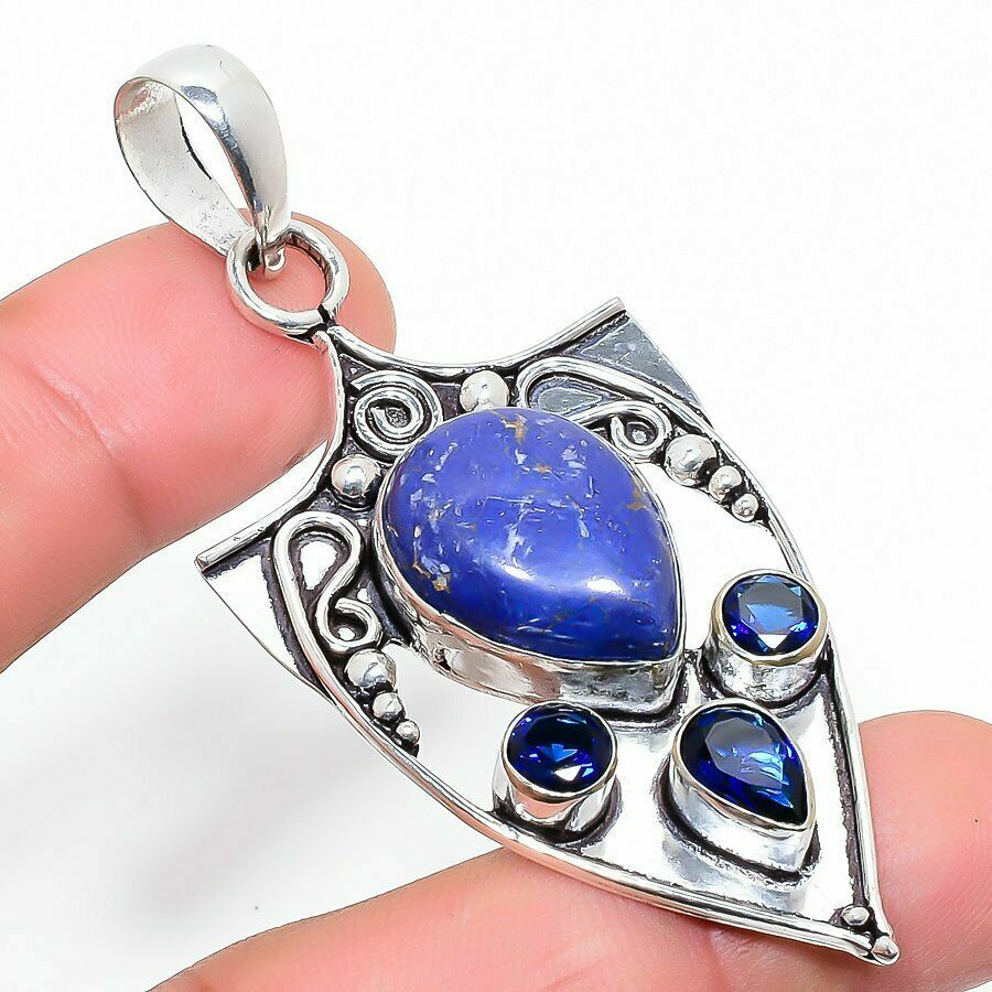 Ινδικό χειροποίητο δαχτυλίδι κατασκευασμένο από ασήμι 925 και διακοσμημένο με λάπις λάζουλι (Lapis lazuli) με βαθύ μπλε χρώμα και με τρία μικρότερα πολύτιμα μπλε ζαφείρια Ινδικό χειροποίητο δαχτυλίδι κατασκευασμένο από ασήμι 925 και διακοσμημένο με λάπις λάζουλι (Lapis lazuli) με βαθύ μπλε χρώμα και με τρία μικρότερα πολύτιμα μπλε ζαφείρια