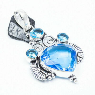 Εντυπωσιακό, χειροποίητο, μενταγιόν κατασκευασμένο από ασήμι 925 και διακοσμημένο με ένα λαμπερό μπλε τοπάζ σε κοπή heart