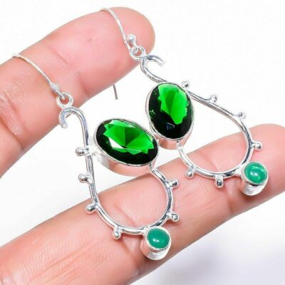 ​Σκουλαρίκια χειροποίητα κατασκευασμένα από ασήμι 925 διακοσμημένα με ακαταμάχητης ομορφιάς Σμαράγδια