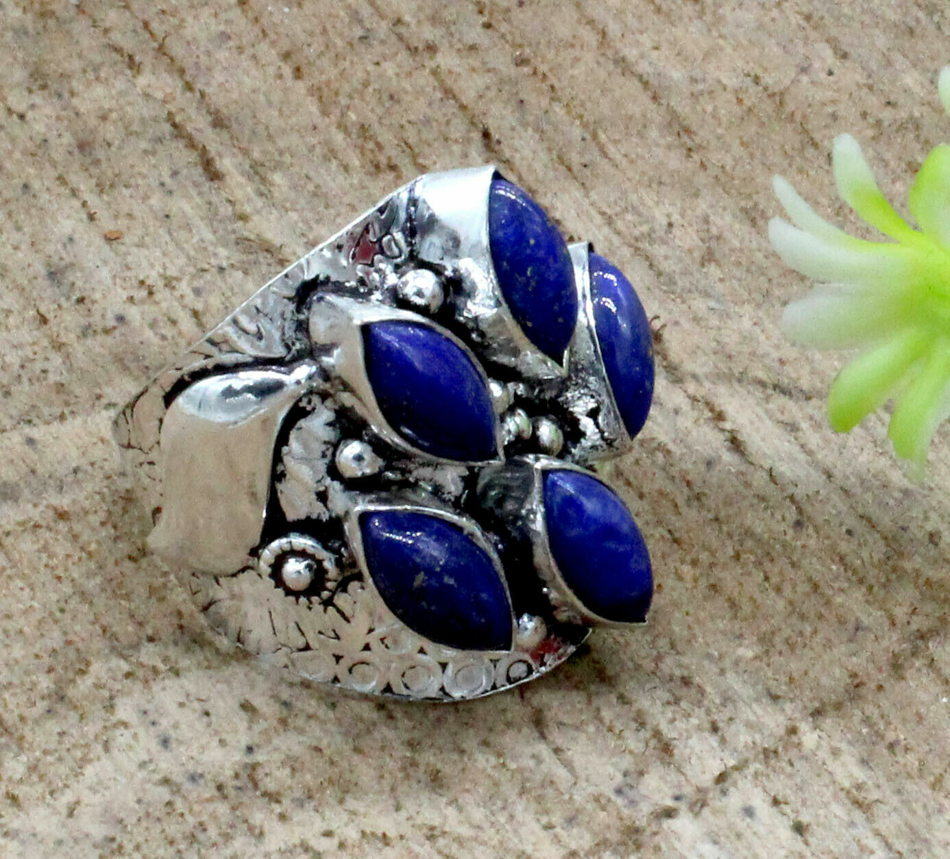 Ινδικό χειροποίητο δαχτυλίδι κατασκευασμένο από ασήμι 925 και διακοσμημένο με λάπις λάζουλι (Lapis lazuli) Ινδικό χειροποίητο δαχτυλίδι κατασκευασμένο από ασήμι 925 και διακοσμημένο με λάπις λάζουλι (Lapis lazuli)
