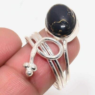 ​Ινδικό χειροποίητο δαχτυλίδι κατασκευασμένο από ασήμι 925 και διακοσμημένο με πολύτιμο λίθο σε μαύρο τυρκουάζ του χαλκού σε κοπή oval.