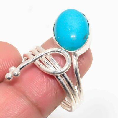 ​Ινδικό χειροποίητο δαχτυλίδι κατασκευασμένο από ασήμι 925 και διακοσμημένο με πολύτιμο λίθο σε μλπέ τυρκουάζ του σε κοπή oval.