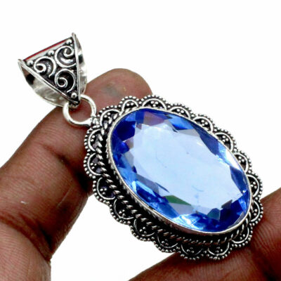 Xειροποίητο, μενταγιόν από ασήμι 925 διακοσμημένο με ορυκτό, πολύτιμο, λαμπερό λίθο σε μπλε τοπάζι σε κοπή oval.