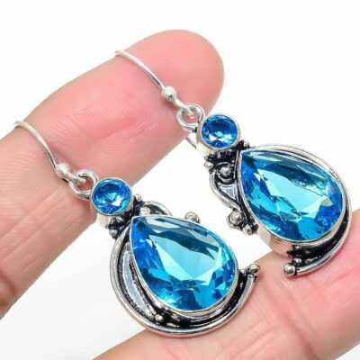 Aσήμι 925 και διακοσμημένα με δύο λαμπερές πολύτιμες blue topaz σε κοπή oval.