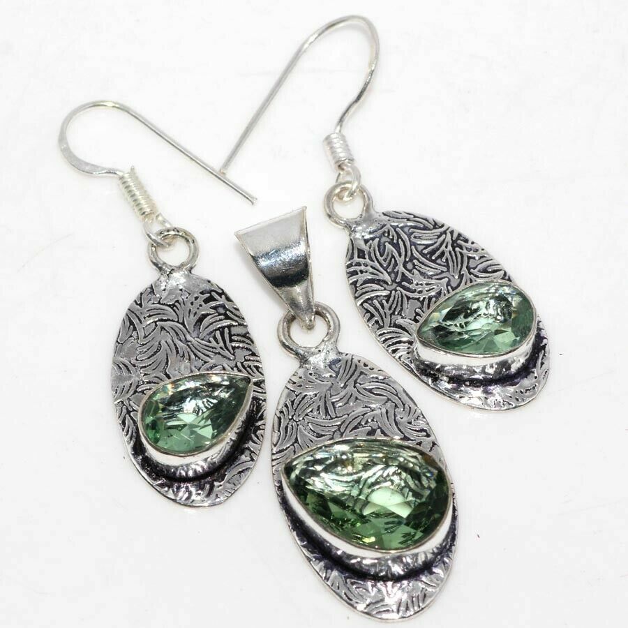 Χειροποίητο σετ που αποτελείται από μενταγιόν μαζί με την αλυσίδα του και σκουλαρίκια. Χειροποίητο σετ που αποτελείται από μενταγιόν μαζί με την αλυσίδα του και σκουλαρίκια.