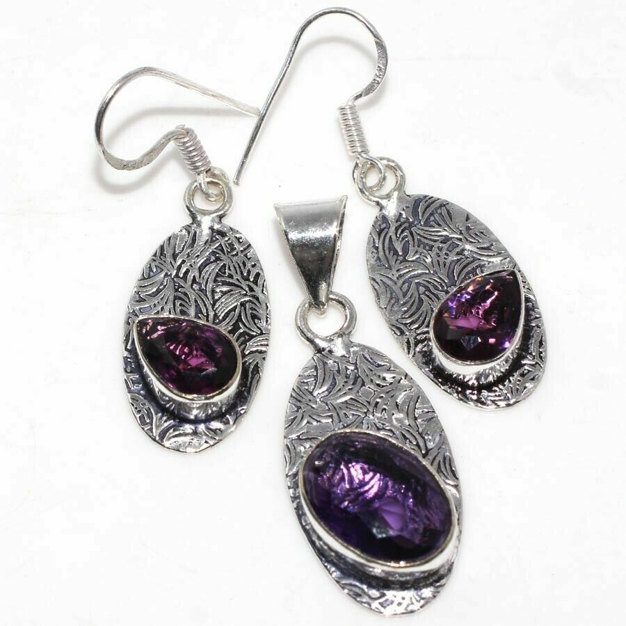 Χειροποίητο σετ που αποτελείται από μενταγιόν μαζί με την αλυσίδα του και σκουλαρίκια. Χειροποίητο σετ που αποτελείται από μενταγιόν μαζί με την αλυσίδα του και σκουλαρίκια.