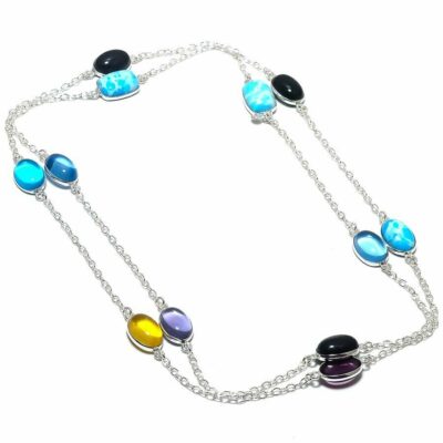 Μακρύ εντυπωσιακό κολιέ, διακοσμημένο με πολύτιμους και ημιπολύτιμους λίθους.